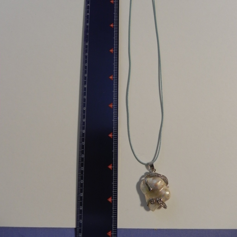 Pearl shell necklace - Picture 2 of 4